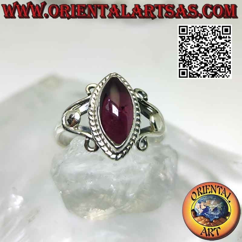 Silberring mit Shuttle-Cabochon-Granat an Fassung mit U-Haken