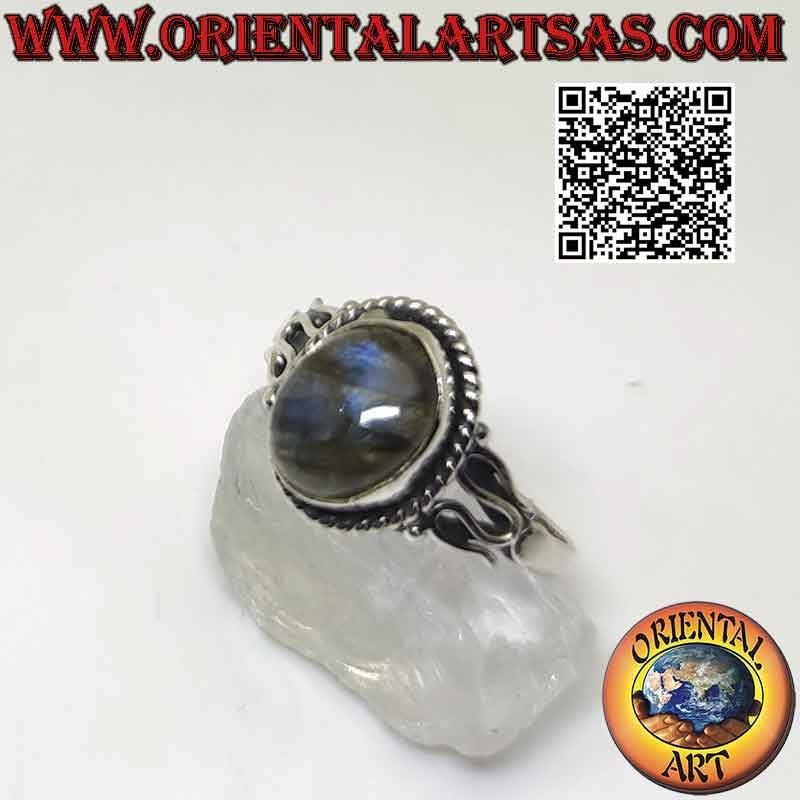 Anello in argento con labradorite ovale e serpentina sui lati