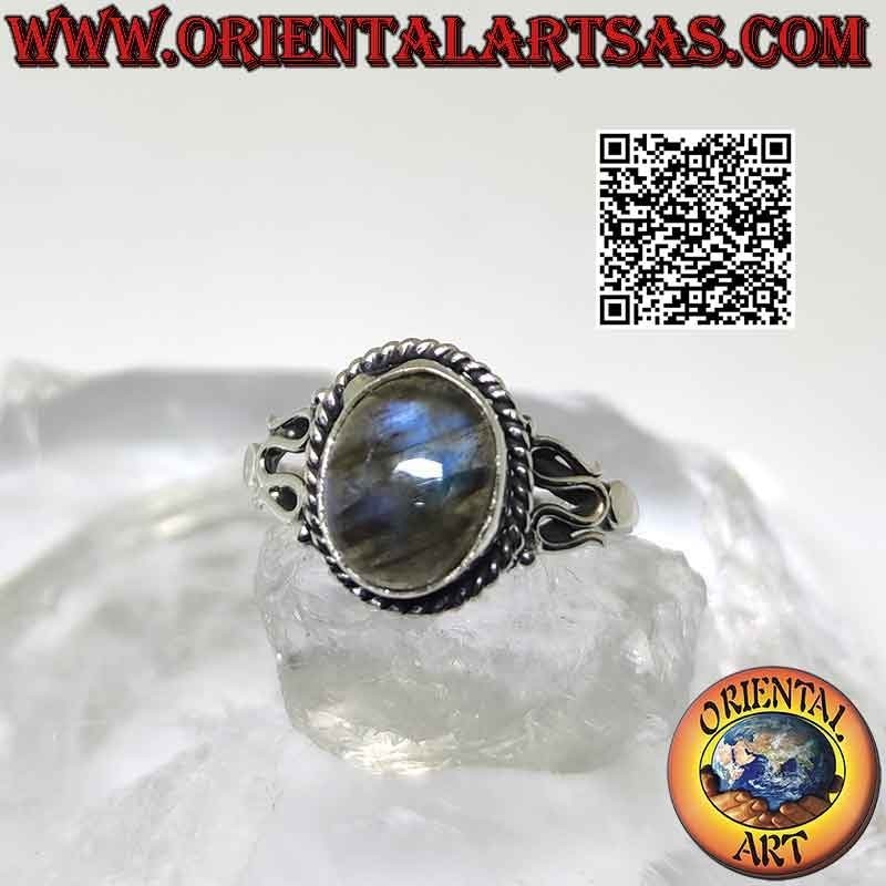 Anello in argento con labradorite ovale e serpentina sui lati