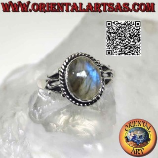 Bague en argent avec cabochon ovale en labradorite entourée d'entrelacs et de serpentine sur les côtés
