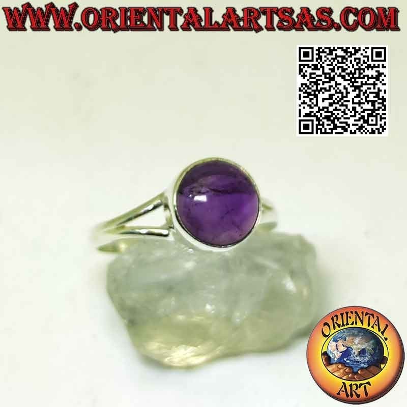 Anello in argento con ametista tondo cabochon su montatura liscia