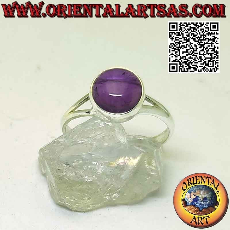 Anello in argento con ametista tondo cabochon su montatura liscia