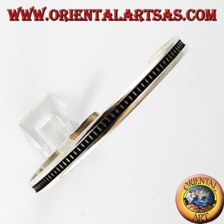 Bracelet argenté serré, motif binaire