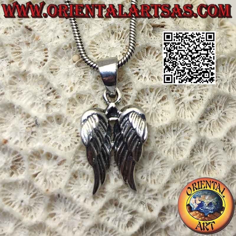 Colgante de plata, par de alas de ángel con plumas en relieve.