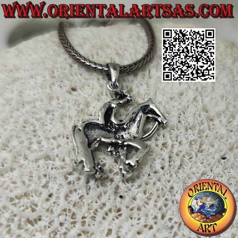 Ciondolo in argento a forma di cowboy a cavallo di profilo