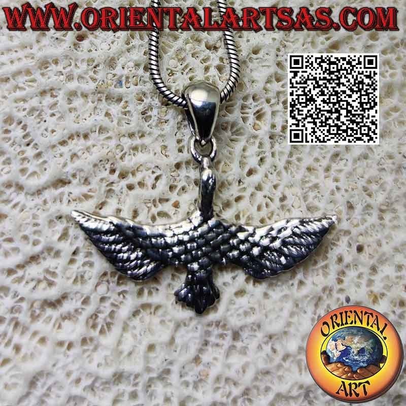 Colgante de plata en forma de garza voladora con las alas extendidas (vista superior)
