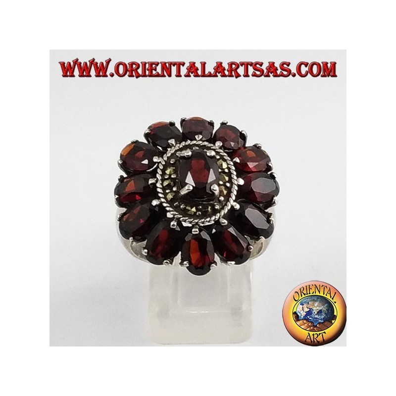 Bague en argent ovale, avec 13 grenats naturel ovale à facettes et marcassite