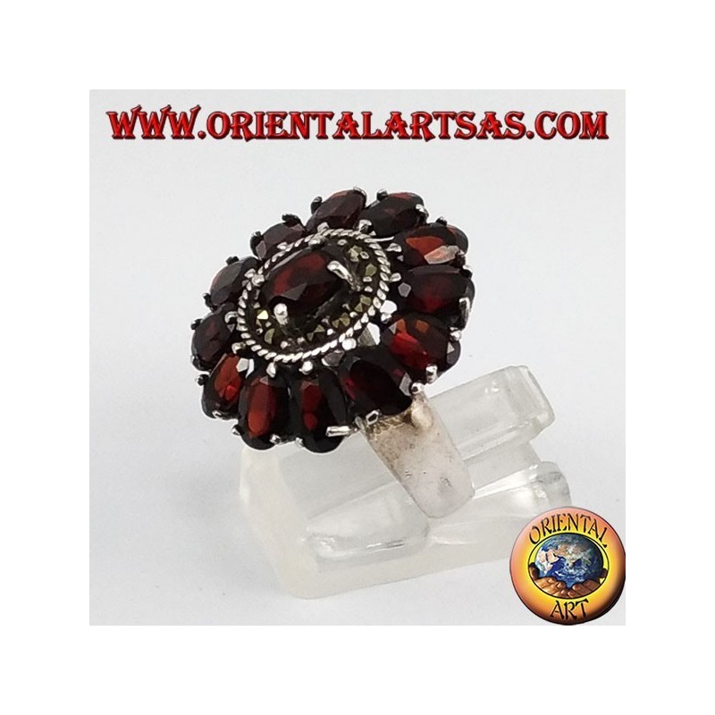Anello d'argento ovale con 13 Granati naturali ovali sfaccettati e marcassiti