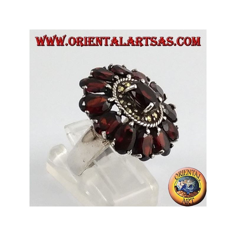 Anillo de plata oval, con ovalada facetas 13 granates natural y marcasita