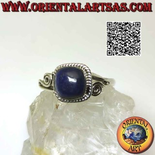 Bague en argent avec cabochon lapis lazuli entouré d'entrelacs et spirale asymétrique sur les côtés