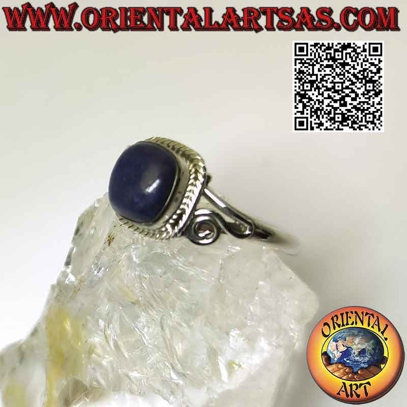 Anello in argento e lapislazzulo contornata da intreccio e spirale asimmetrici