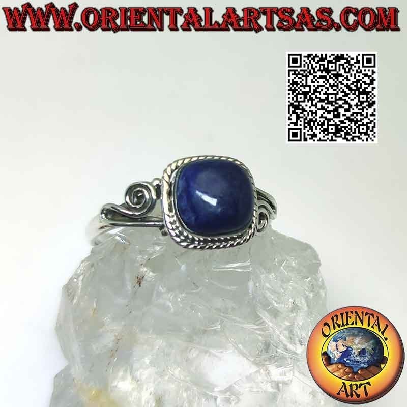 Anillo en plata y lapislázuli rodeado de entrecruzamiento asimétrico y espiral