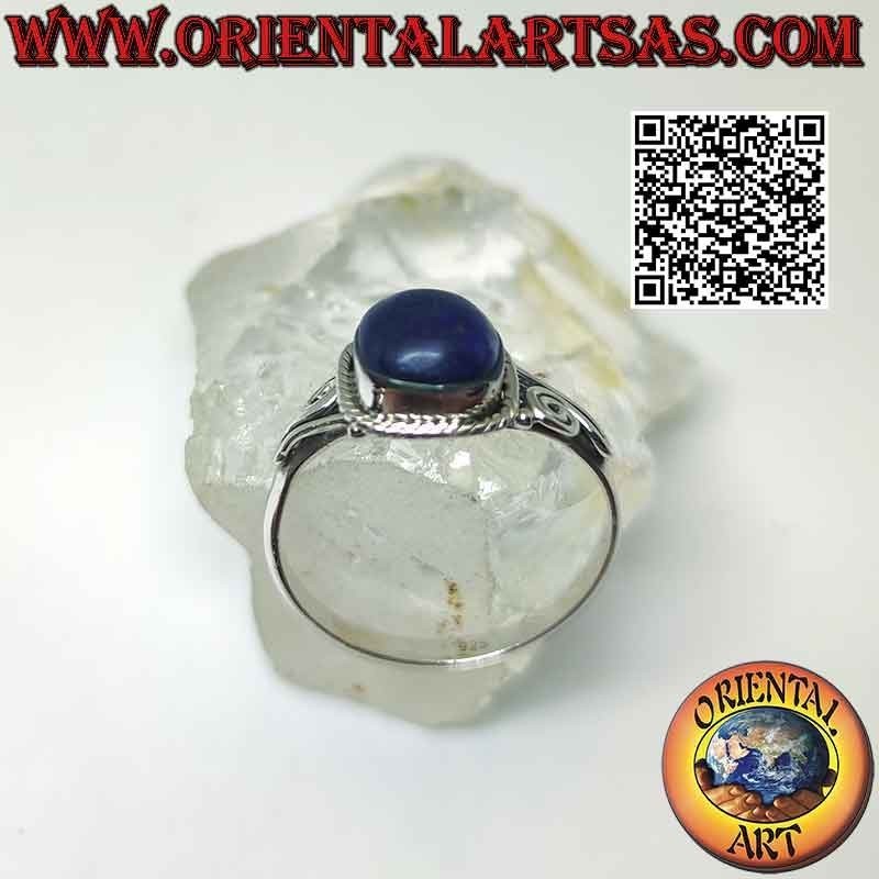 Ring aus Silber und Lapislazuli umgeben von asymmetrischer Verflechtung und Spirale