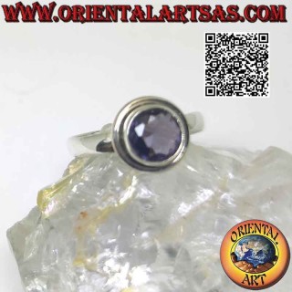 Silberring mit erhabenem, facettiertem rundem Amethyst mit hervorstehendem glattem Rand