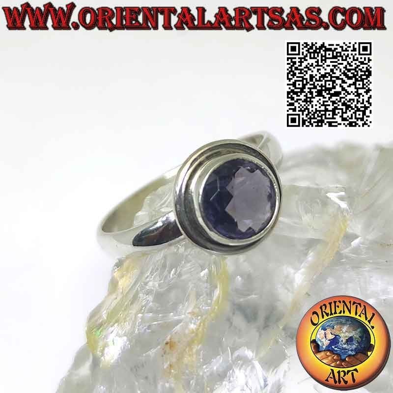 Anillo de plata con amatista redonda facetada en relieve y filo