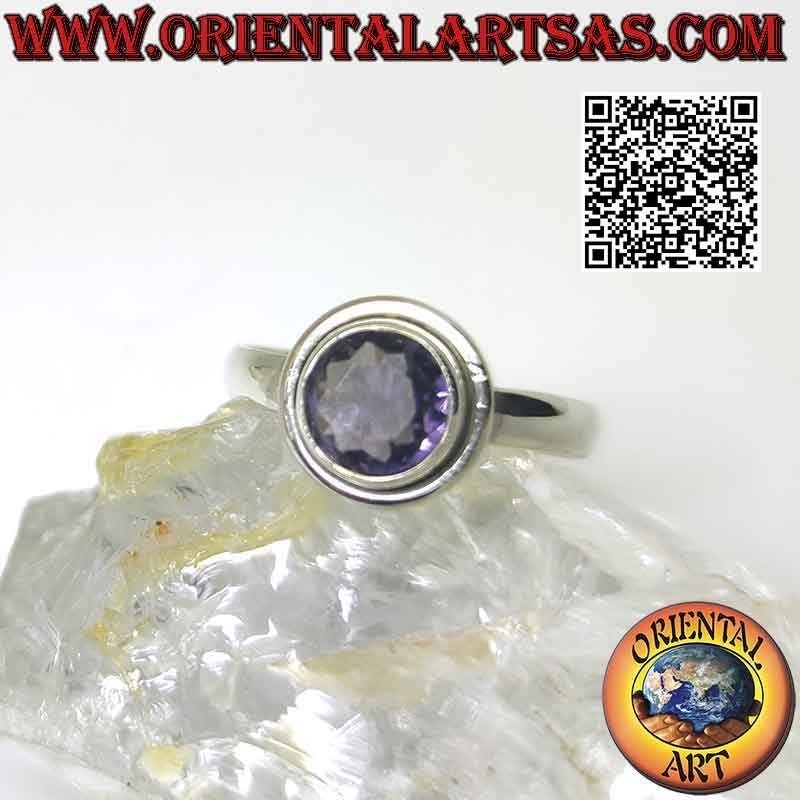 Anello in argento con ametista tonda sfaccettata rialzata e bordo