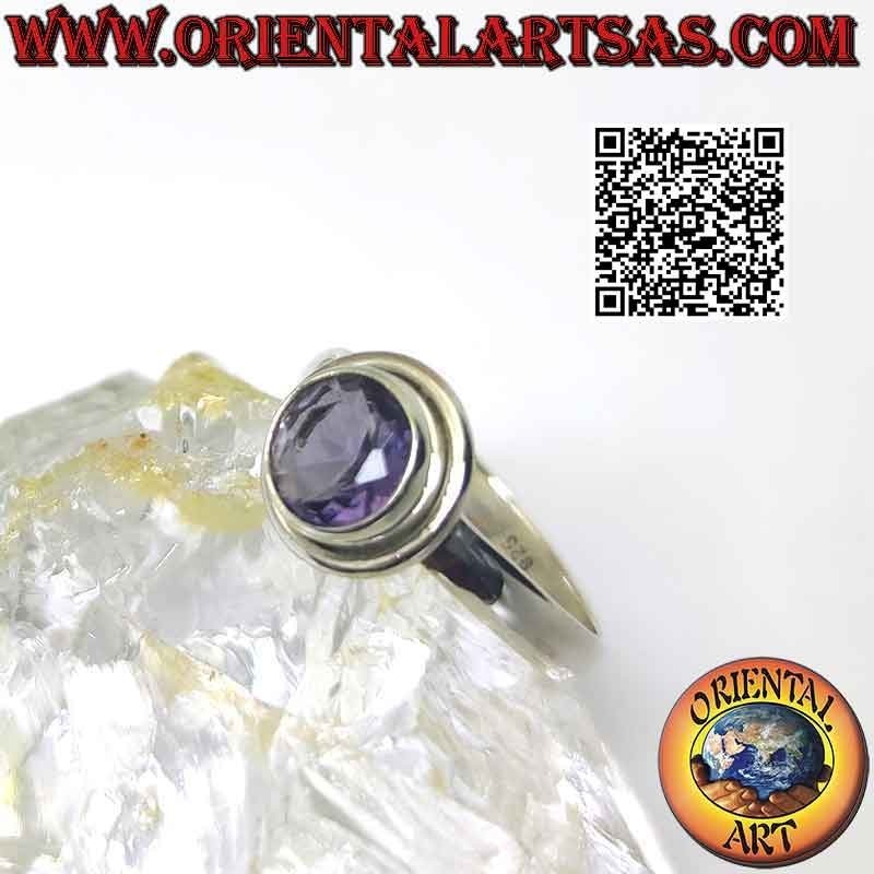 Silberring mit erhabenem facettiertem rundem Amethyst und Rand