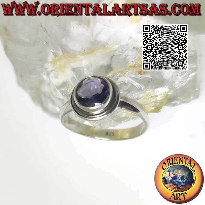 Anello in argento con ametista tonda sfaccettata rialzata e bordo
