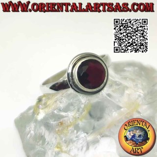 Anillo de plata con granate redondo facetado en relieve con borde liso saliente