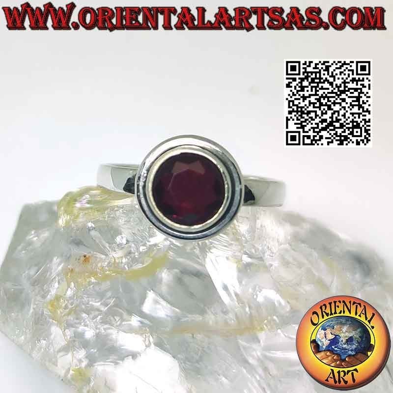 Anillo de plata con granate redondo facetado en relieve