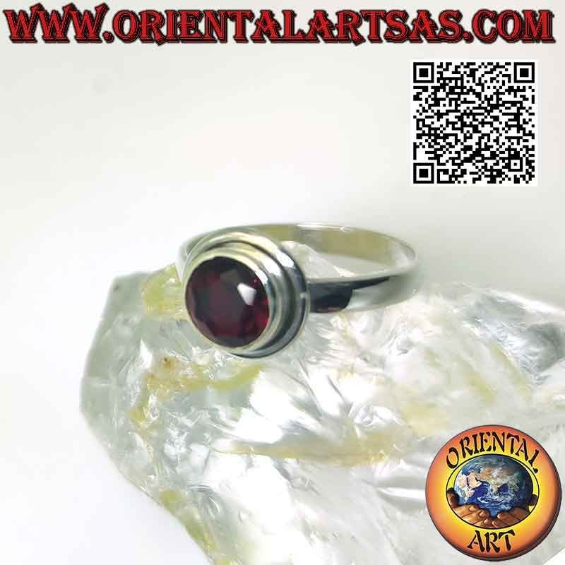 Bague en argent avec grenat rond facetté en relief