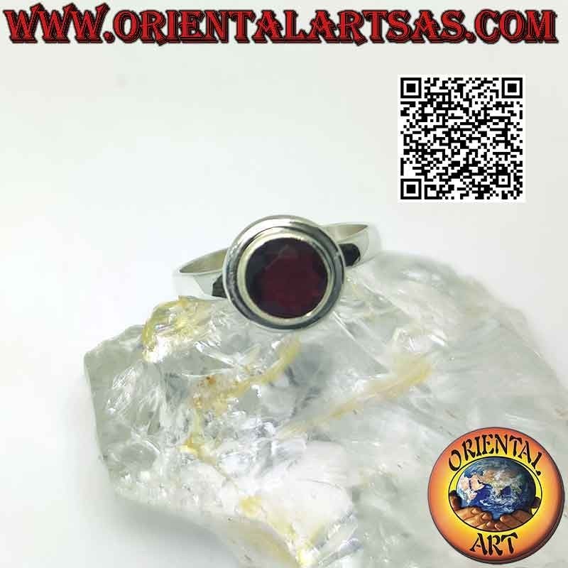 Bague en argent avec grenat rond facetté en relief