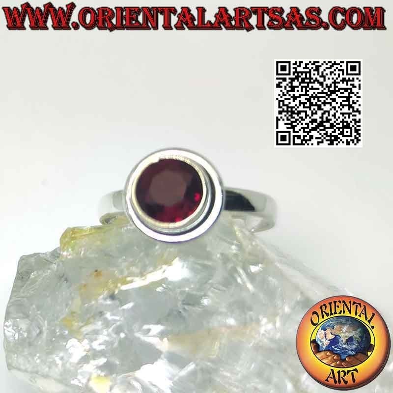 Anillo de plata con granate redondo facetado en relieve