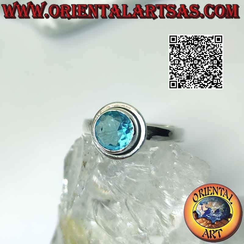 Anillo de plata con topacio redondo facetado en relieve y borde