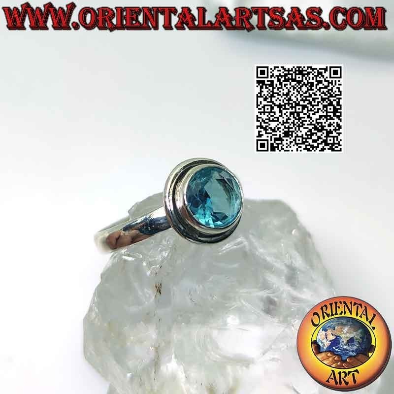 Bague en argent avec topaze ronde à facettes en relief et bord