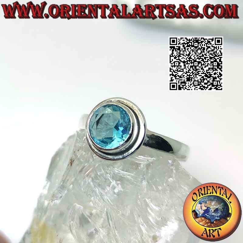 Anello in argento con topazio tondo sfaccettato rialzato e bordo