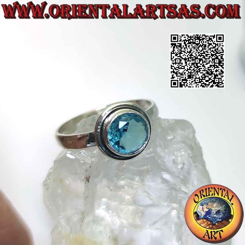 Silberring mit erhabenem facettiertem rundem Topas und Rand