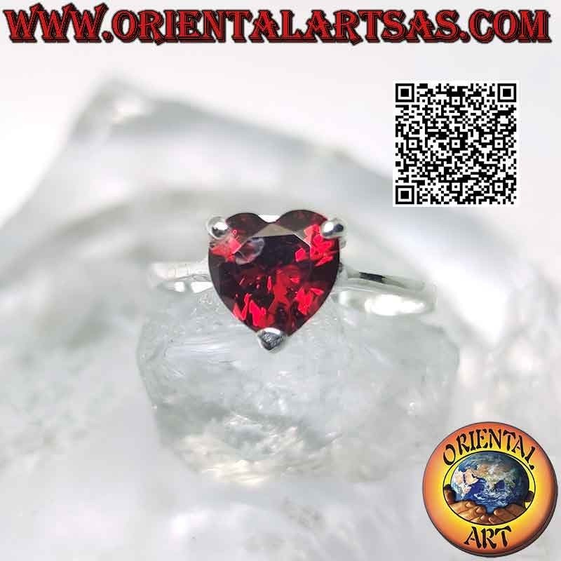 Anello in argento rodiato con granato a cuore incastonato