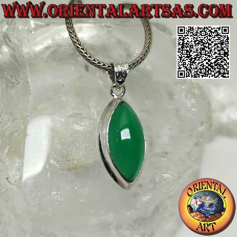 Pendentif en argent avec agate navette verte sur monture lisse