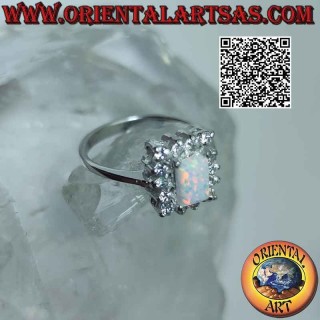 Bague en argent avec opale arlequin rectangulaire sertie entourée de zircons blancs