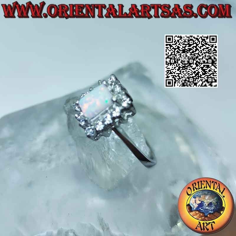 Anillo de plata con ópalo arlequín rectangular y circonitas blancas