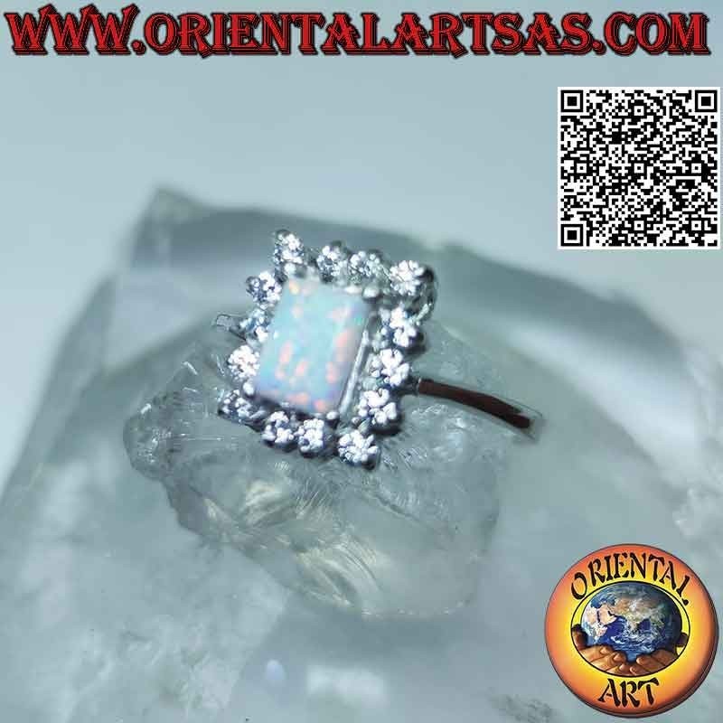 Bague en argent avec opale arlequin rectangulaire et zircons blancs
