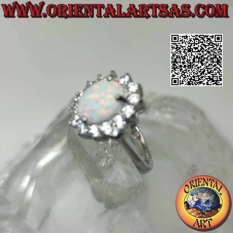 Silberring mit ovalem Harlekin-Opal, umgeben von Zirkonen