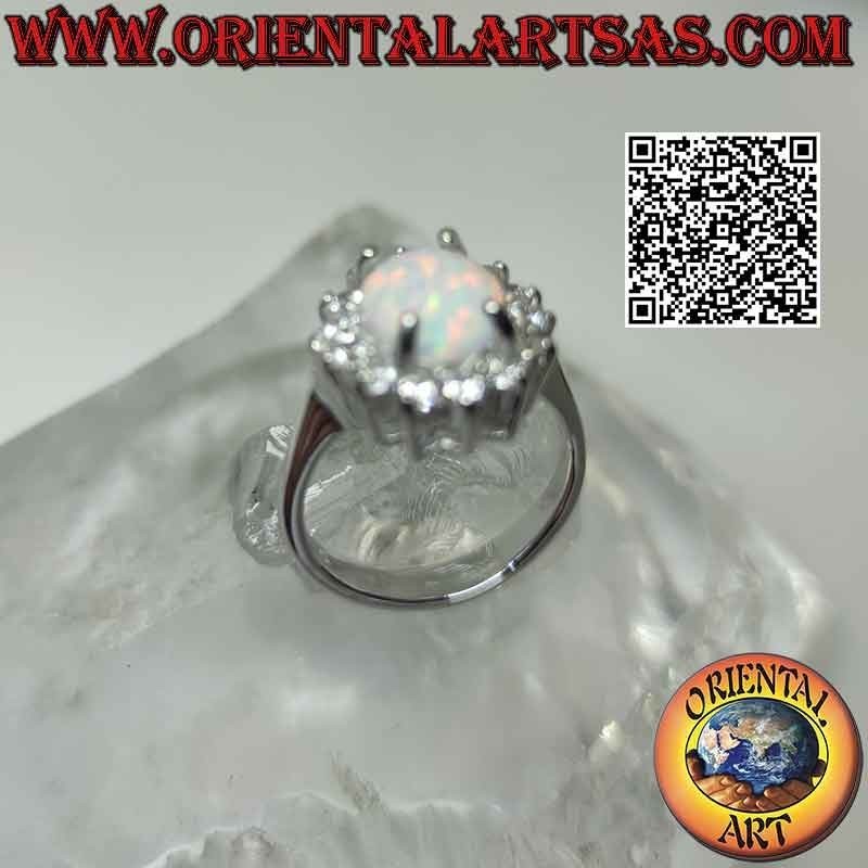 Silberring mit ovalem Harlekin-Opal, umgeben von Zirkonen