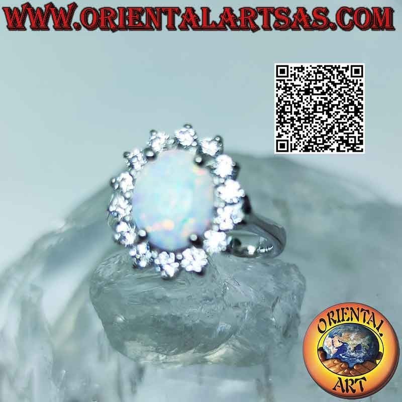 Anillo de plata con ópalo arlequín ovalado rodeado de circonitas