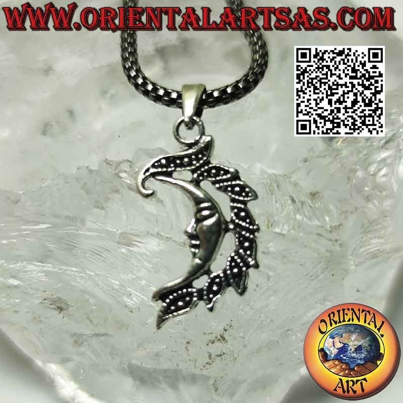 Colgante de plata, media luna lisa con cara y cresta de hojas