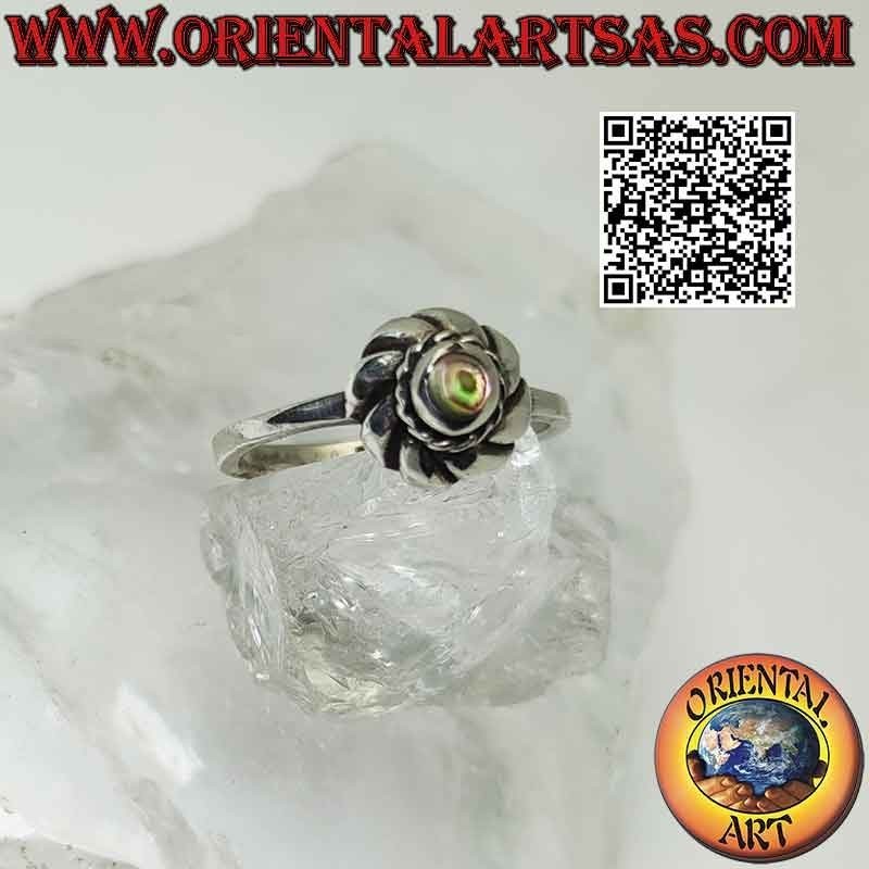 Anillo de plata con una pequeña concha de paua redonda (abulón) en el centro de un vórtice