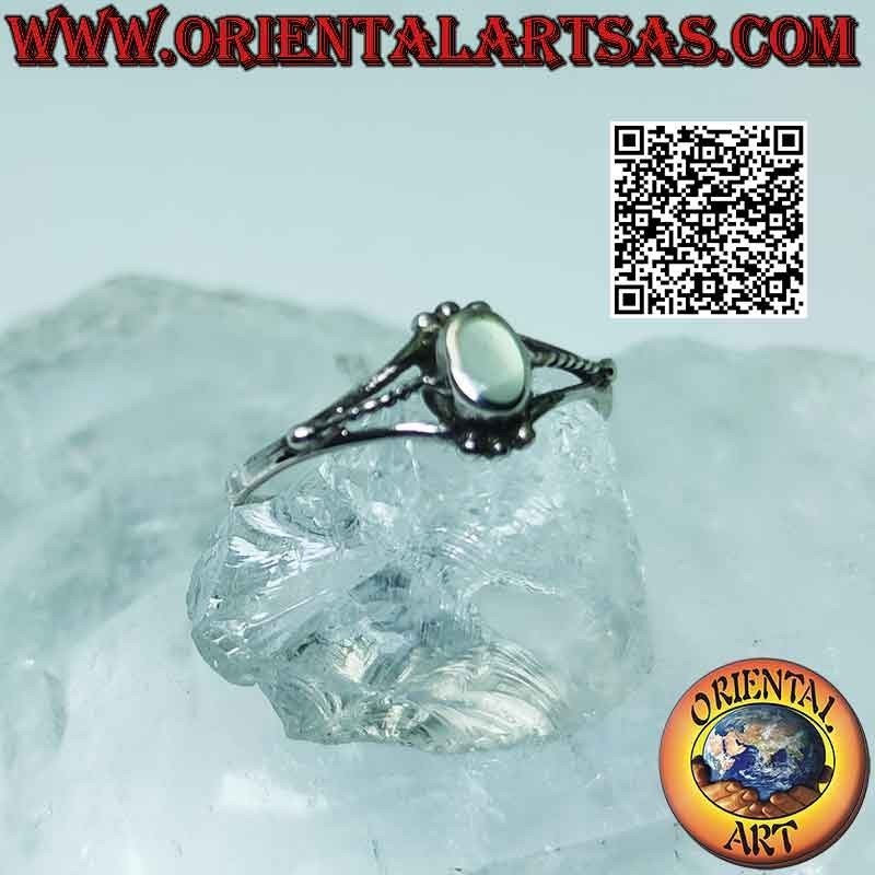 Anillo de plata con nácar ovalado entre trío de bolas