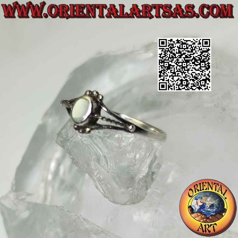 Anillo de plata con nácar ovalado entre trío de bolas