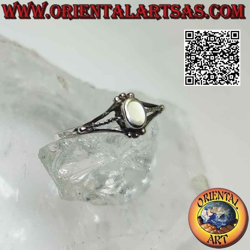 Anillo de plata con nácar ovalado entre trío de bolas
