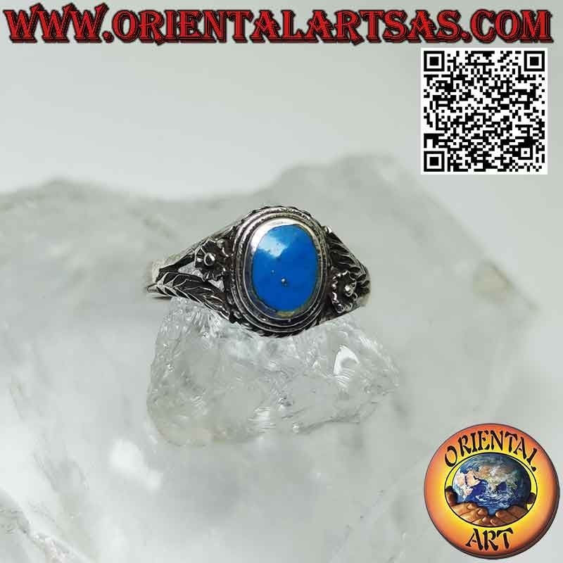 Anillo de plata con turquesa ovalada y flor y rama asimétrica