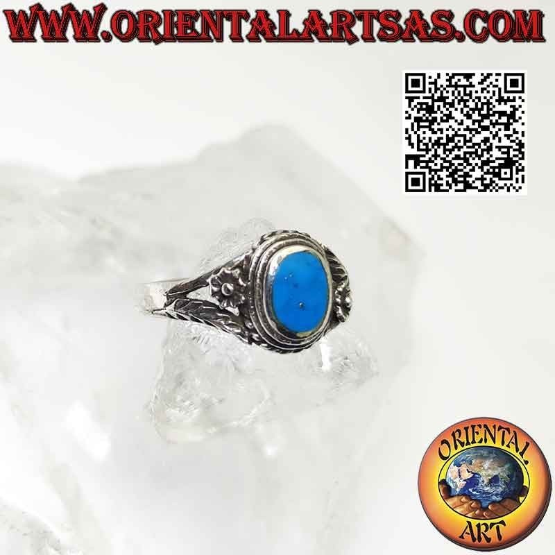 Silberring mit ovalem Türkis und asymmetrischer Blume und Zweig an den Seiten