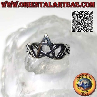 Bague en argent lisse avec pentacle lisse crocheté latéralement noeuds celtiques ajourés