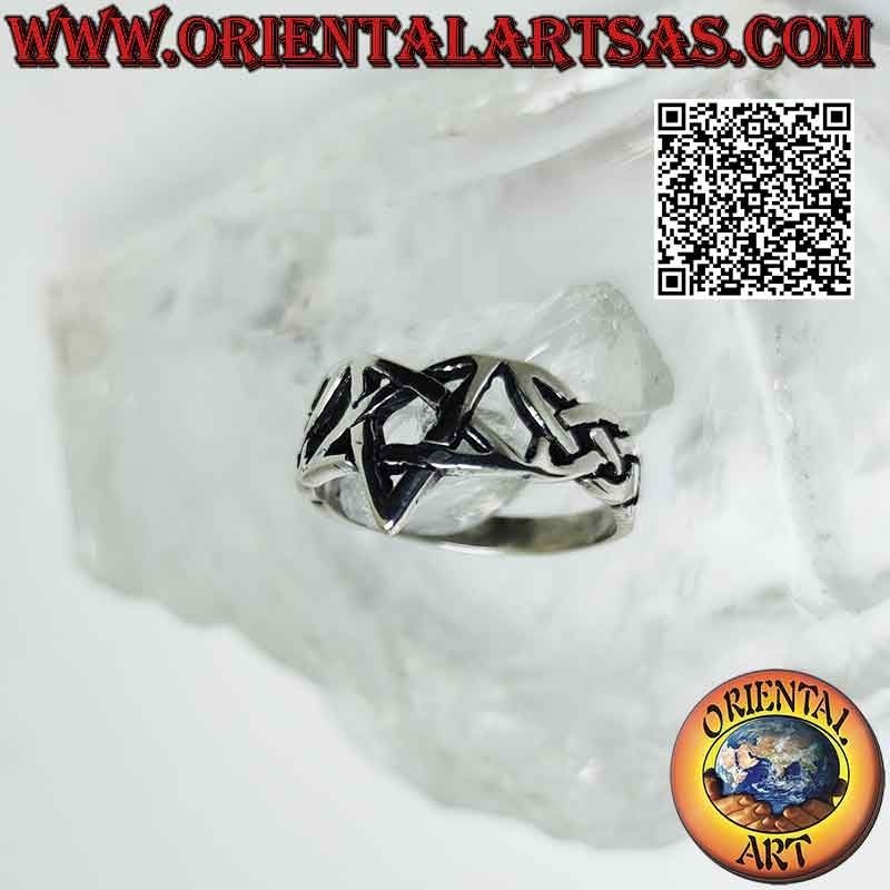 Anello in argento pentacolo liscio agganciato da nodi celtici