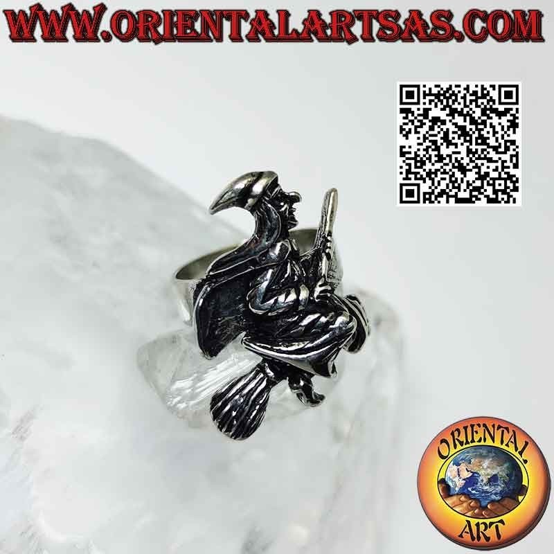 Anillo de plata, la bruja befana sobre la escoba voladora de perfil