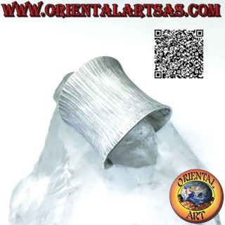 Anillo de banda ancha cóncava con grabados verticales en plata Karen, ajustable